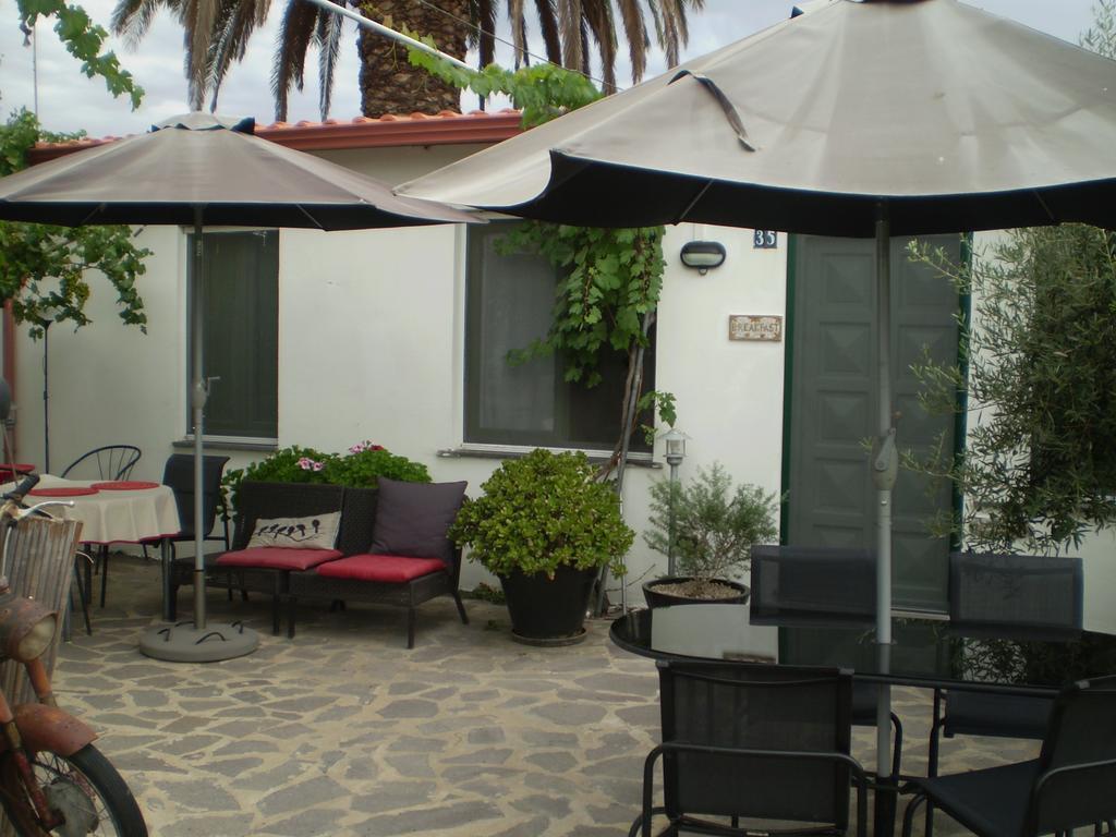 مبيت وإفطار Marrùbiu Il Giardino Di Emilio الغرفة الصورة