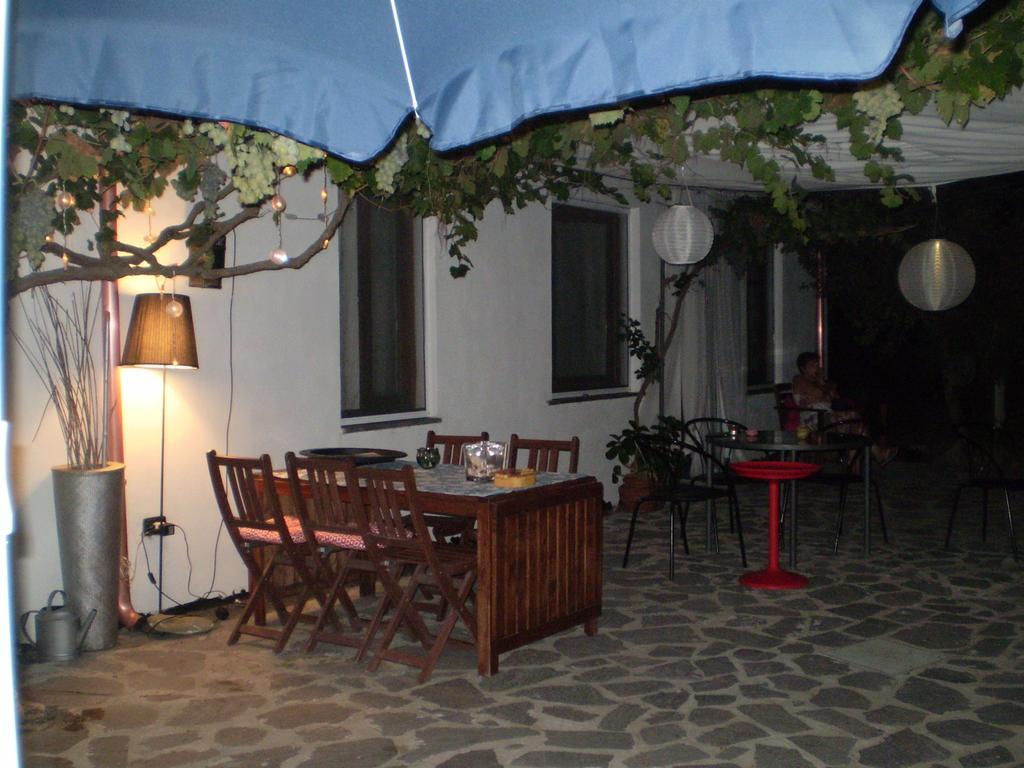 مبيت وإفطار Marrùbiu Il Giardino Di Emilio الغرفة الصورة