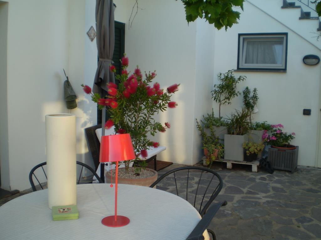 مبيت وإفطار Marrùbiu Il Giardino Di Emilio الغرفة الصورة